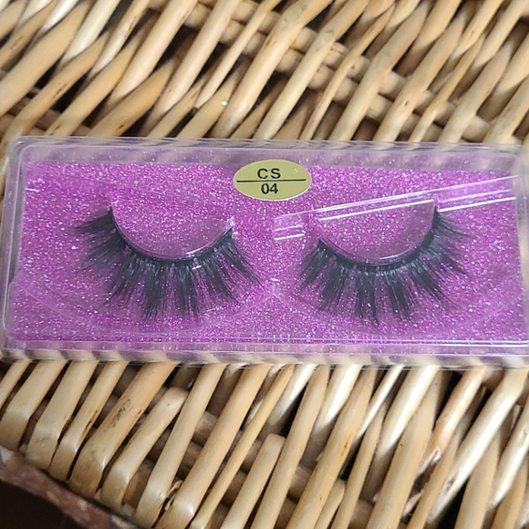 Lashes - Picture 5 of 11